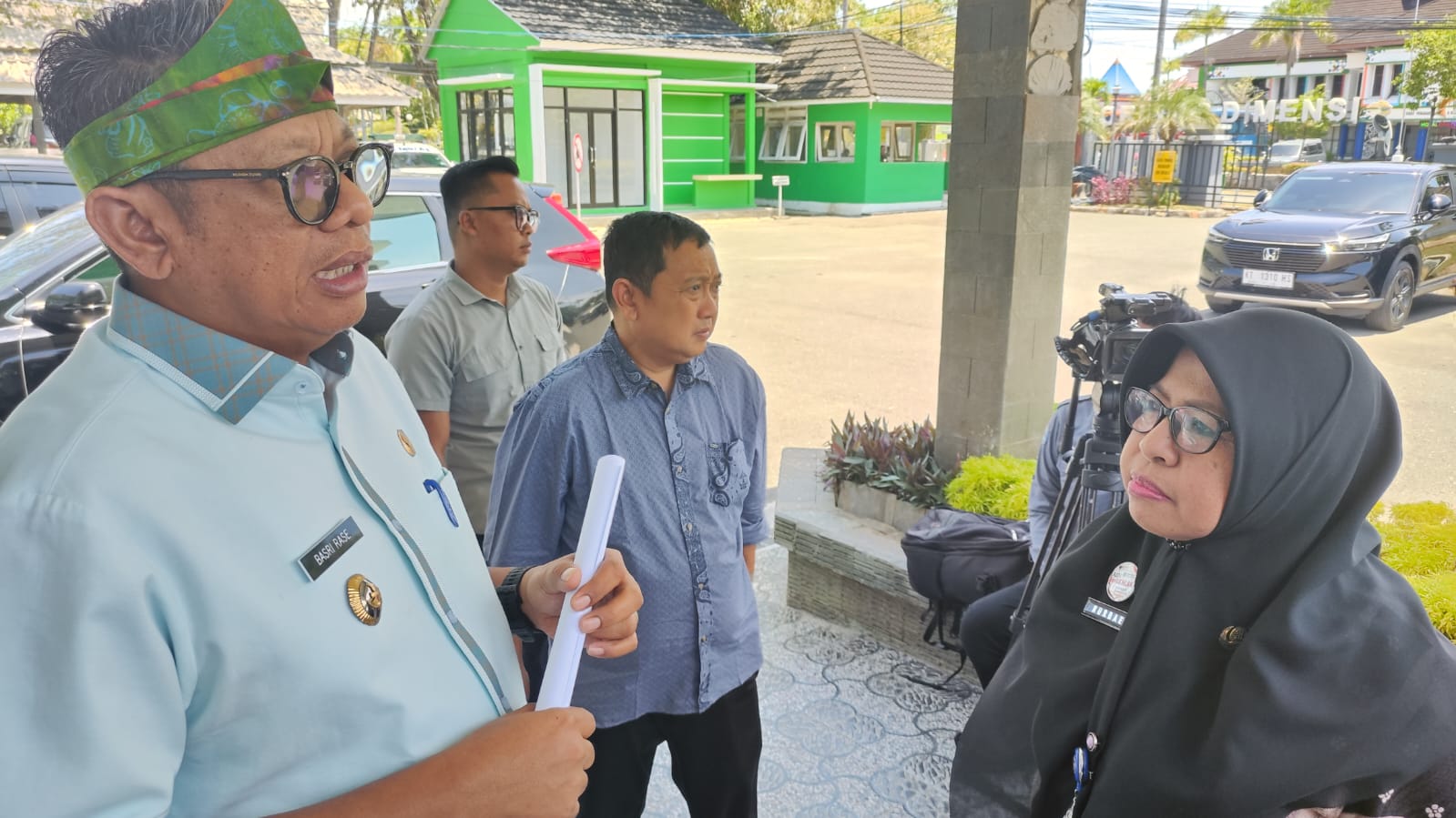 GEJOLAK: Wali Kota Basri Rase berbicara dengan Sekretaris DPMPTSP Bontang Nurbaenah.