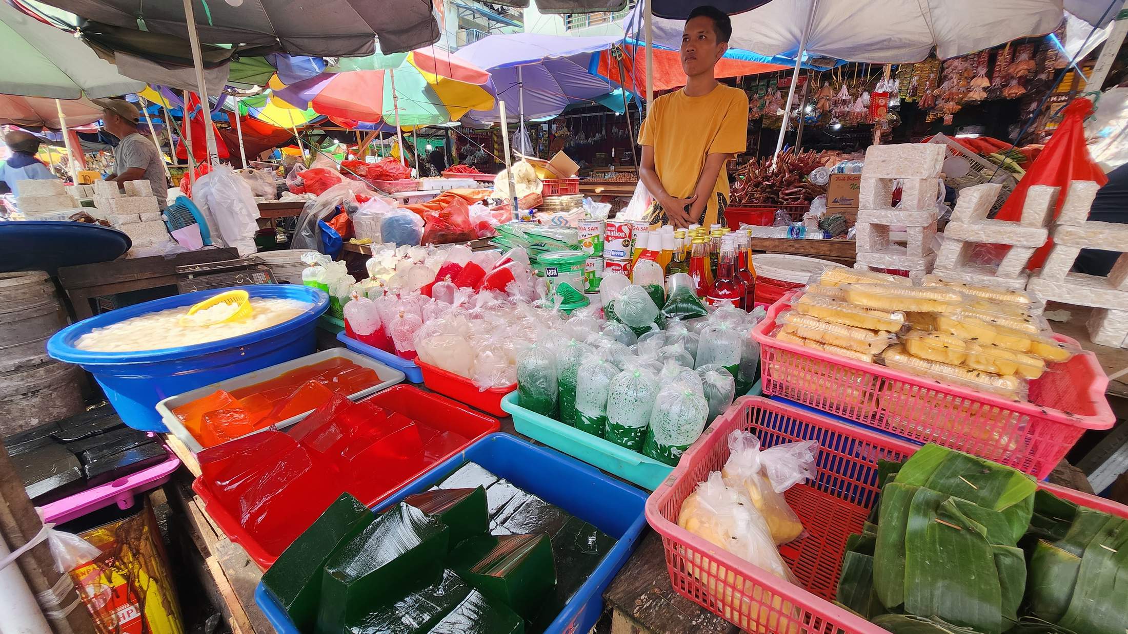 TERDAMPAK: Selain bahan pokok, beberapa komoditas untuk menu berbuka puasa turut mengalami kenaikan harga di pasaran. Membuat penjualan turun.