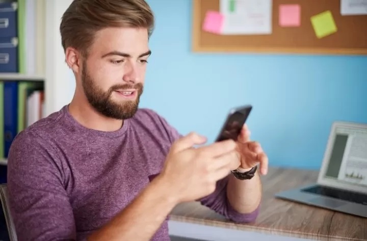 Ilustrasi mengirim gaya pesan teks yang menunjukkan ia naksir berat pada Anda./Sumber foto: freepik/gpoint studio