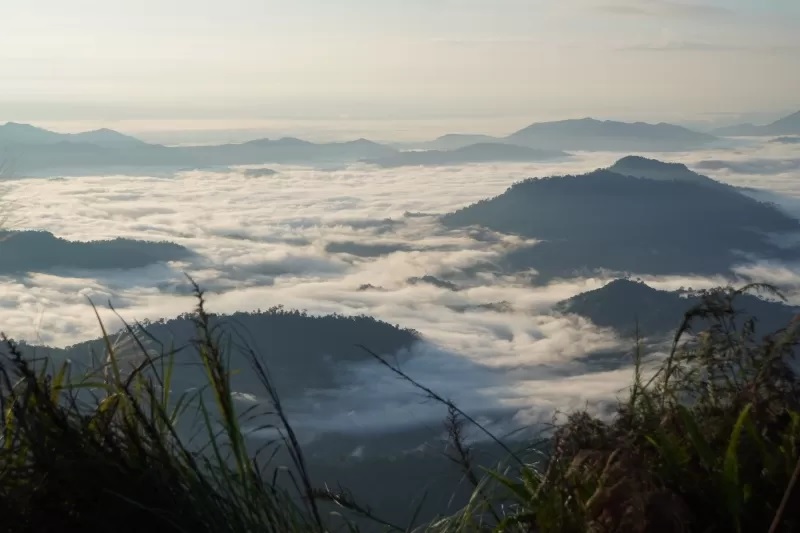 INDAH: Pemandangan indah dari atap tertinggi Kalsel Gunung Halau-Halau. (FOTO: DAYAT UNTUK RADAR BANJARMASIN.)
