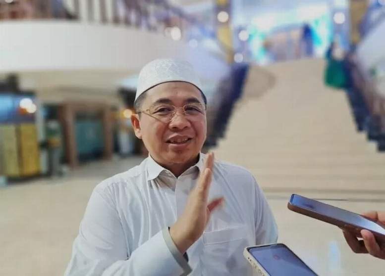 TENANG: Wali Kota Banjarmasin, Ibnu Sina ketika diwawancarai di Balai Kota, Rabu (20/9) malam. (FOTO: WAHYU RAMADHAN/RADAR BANJARMASIN)