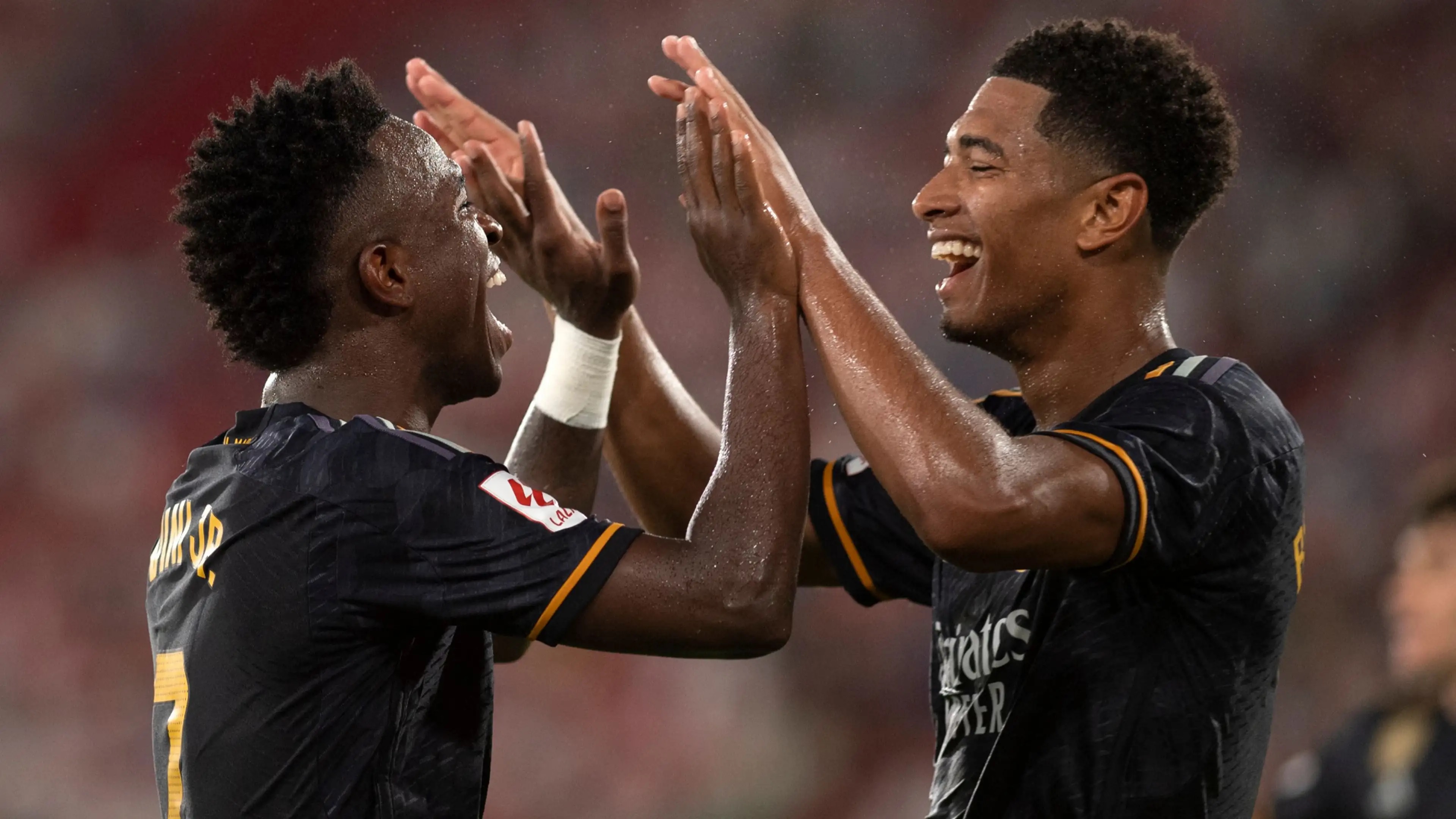 Jude Bellingham (kanan) dan Vinicius Jr (kiri) bertandem di Real Madrid. Namun saat ini mereka akan saling berhadapan.