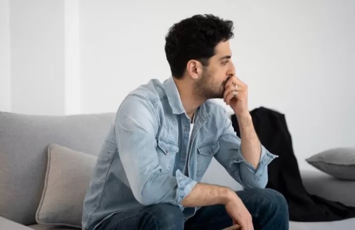 Ilustrasi seseorang sedang memikirkan Anda./Sumber foto: freepik