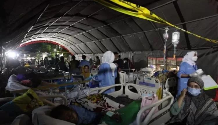 Salah satu tenda yang didirikan oleh Badan Penanggulangan Bencana Daerah (BPBD) di halaman Rumah Sakit Unair, Surabaya, Jawa Timur, Jumat (22/3/2024). ANTARA/Didik Suhartono)