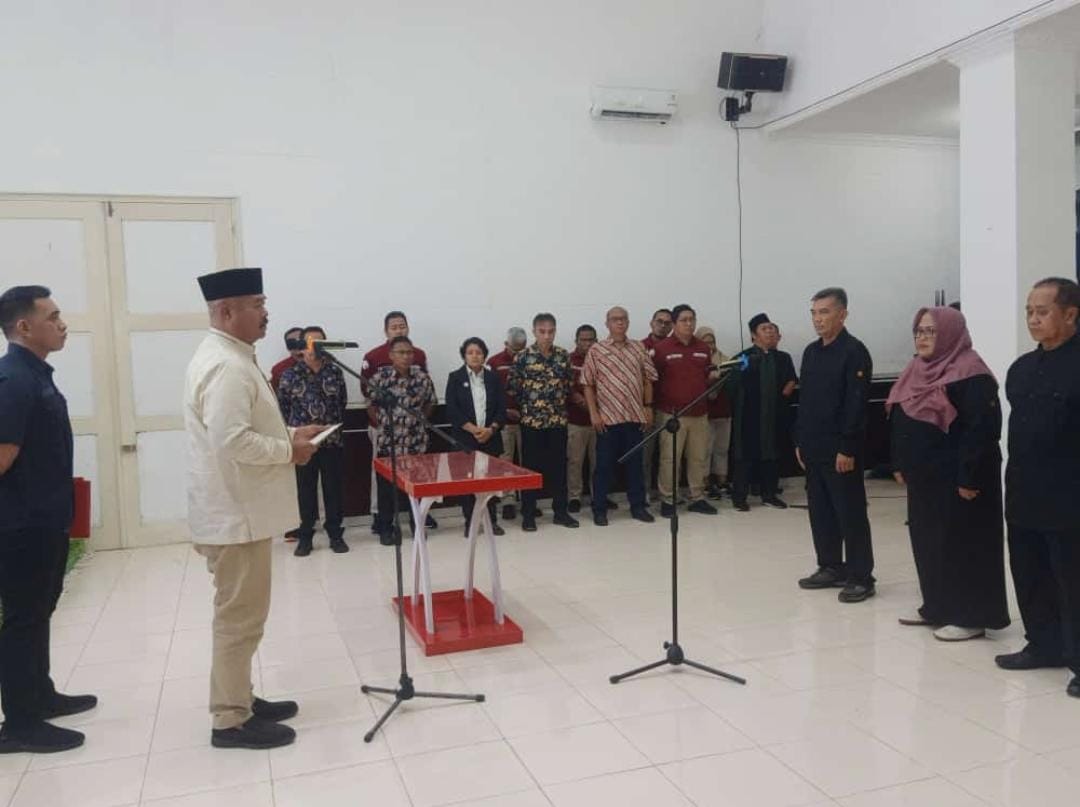Bupati Kukar Edi Damansyah saat melantik tiga anggota Dewan Pengawas Lembaga Penyiaran Publik Lokal RPK Kukar (Istimewa)