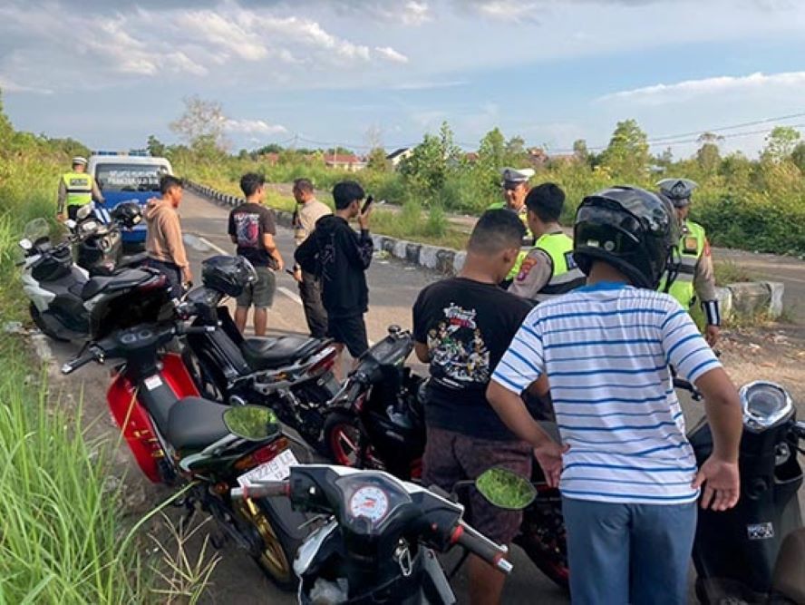 MERESAHKAN : Petugas mengamankan segerombolan anak muda yang melakukan aksi balap liar di sekitar kawasan Bandara H Asan, Sampit, belum lama tadi. (ISTIMEWA/RADAR SAMPIT)