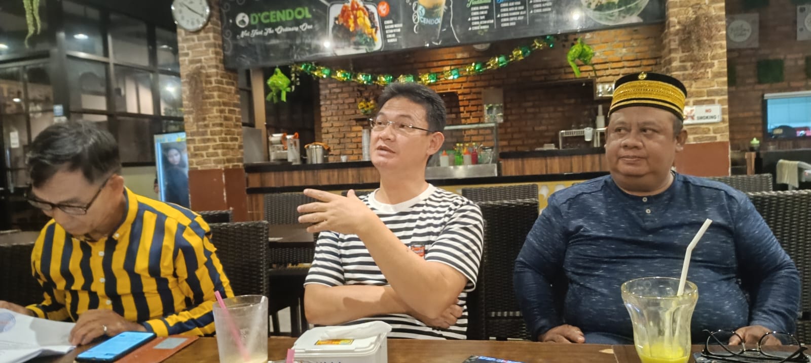 Dari kiri, Sekretaris Umum Dewan Adat Dayak Kalimantan Timur Martinus Usat, Ketua Forum Dayak Bersatu Decky Samuel dan Ketua Lembaga Adat Kekarabatan dan Kesultanan Banjar (LAKKB) Gusti Adi R