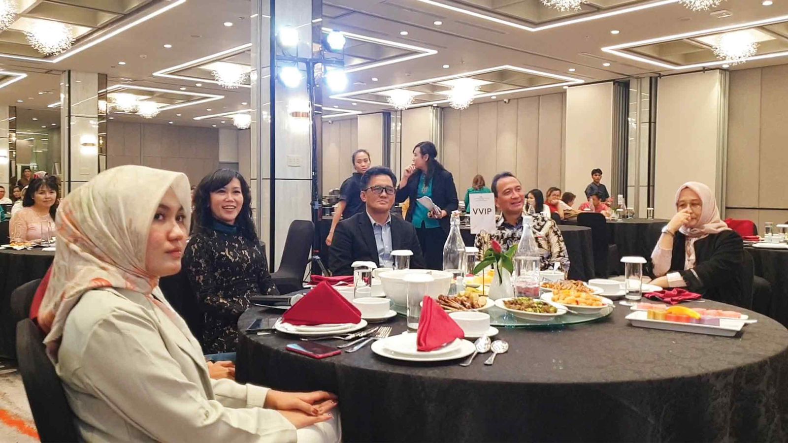 Acara dihadiri Yenti Lokat (empat kanan) dan Agung Wirajaya (dua kanan) hadir juga jajaran pimpinan bank BNI Mandiri dan BTN.