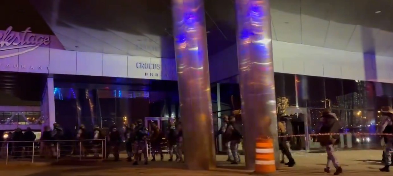 Pihak keamanan Rusia menyerbu wadah konser yang diserang kelompok teroris.