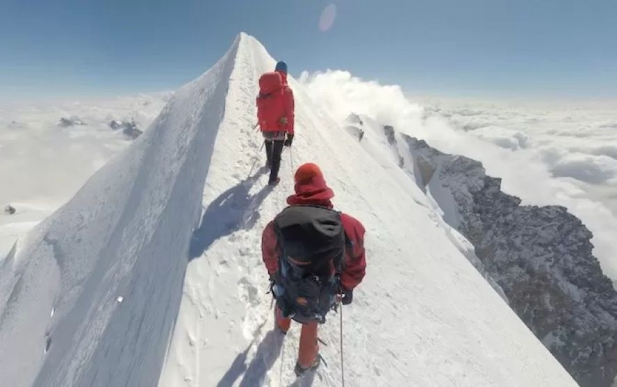 Ilsutrasi pendakian gunung Mont Blanc, puncak tertinggi di Eropa barat.