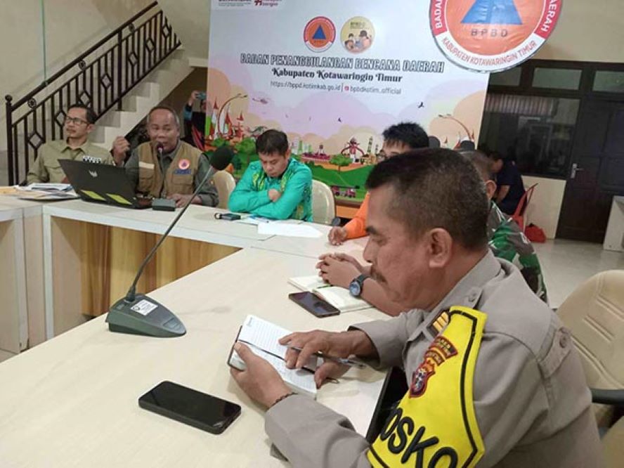 RAPAT KOORDINASI: Rapat koordinasi bersama instansi terkait membahas status tanggap darurat banjir di Ruang Pusdops, Kantor BPBD Kotim,(22/3/2024). (Istimewa)