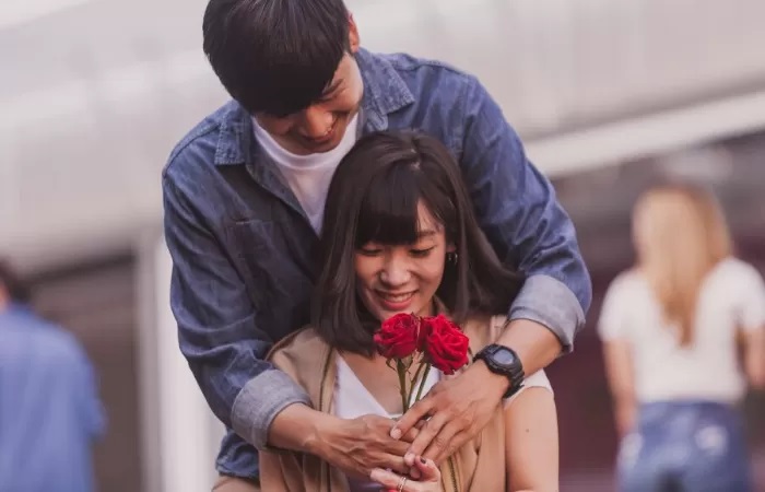 Ilustrasi: Seseorang yang menunjukkan ketertarikannya. (Freepik)