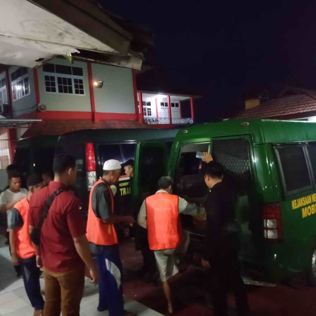 MUTASI: Puluhan WBP menaiki mobil tahanan saat akan dipindahkan dari Lapas Kelas IIB Sampit menuju Lapas di Palangka Raya, Sabtu (23/3/2024) subuh. (ISTIMEWA)