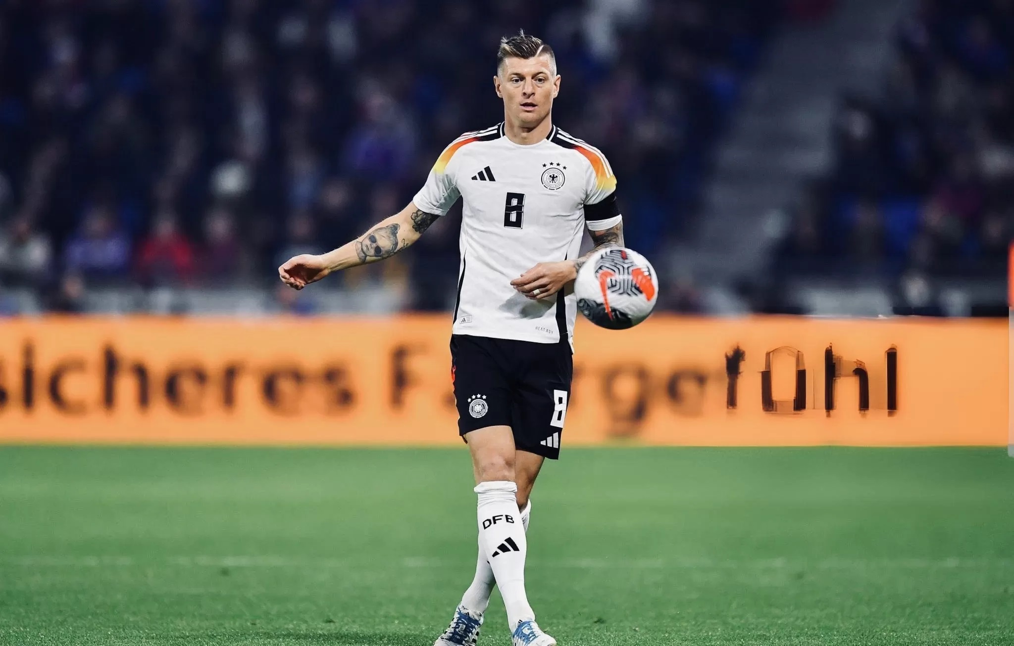 Toni Kroos dalam laga Prancis vs Jerman, Minggu (24/3) dini hari WIB./Sumber foto: @brfootball