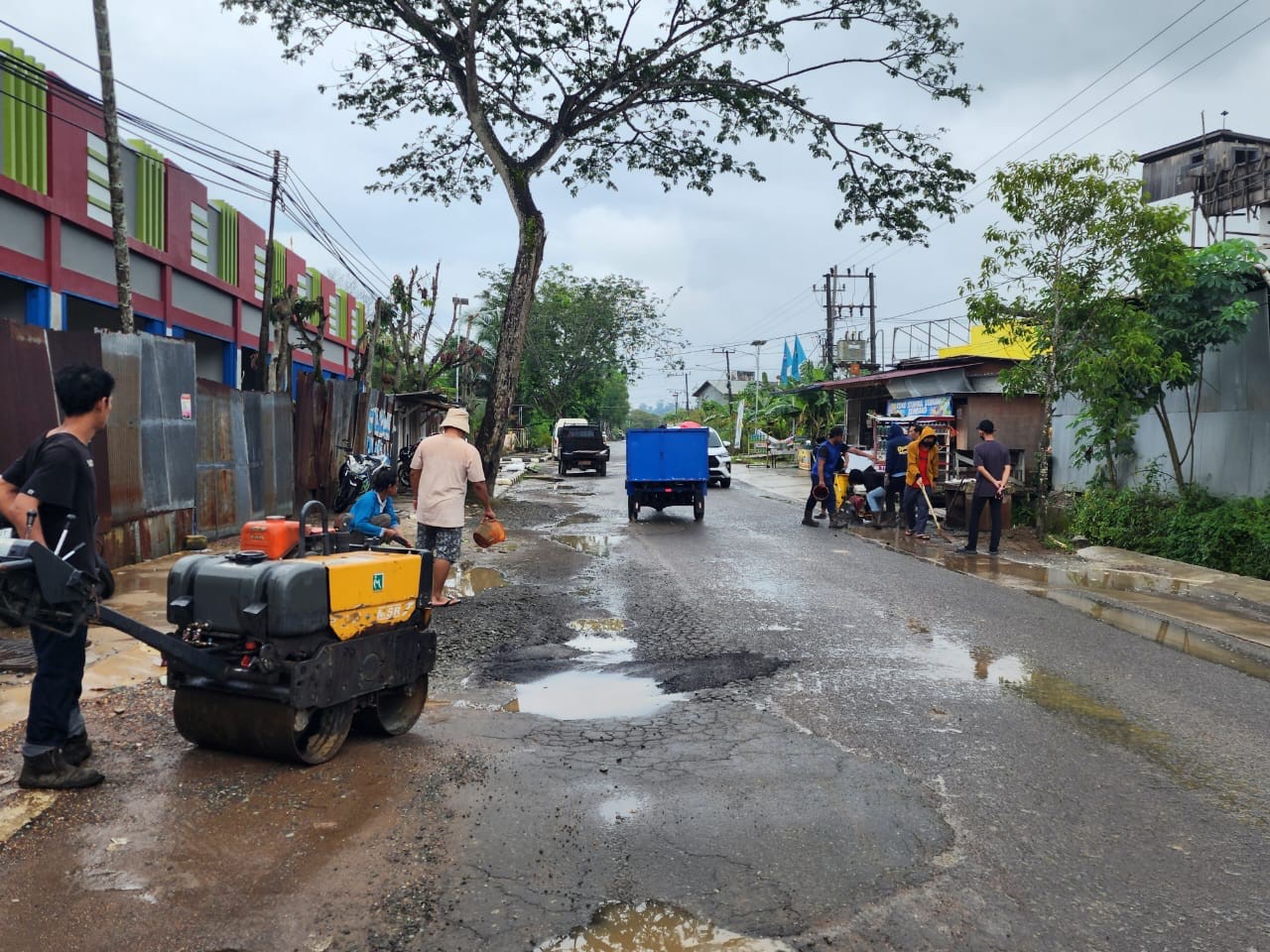 PERBAIKAN CEPAT: Tim Reaksi Cepat DPUPR Berau membenahi beberapa kerusakan di Jalan Murjani 3.