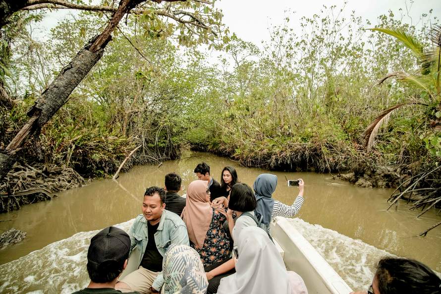 MENYATU DENGAN ALAM: Berjalan merupakan bagian dari sistem relaksasi. Namun, hal yang makin banyak digandrungi adalah berjalan di alam, baik gunung atau hutan.