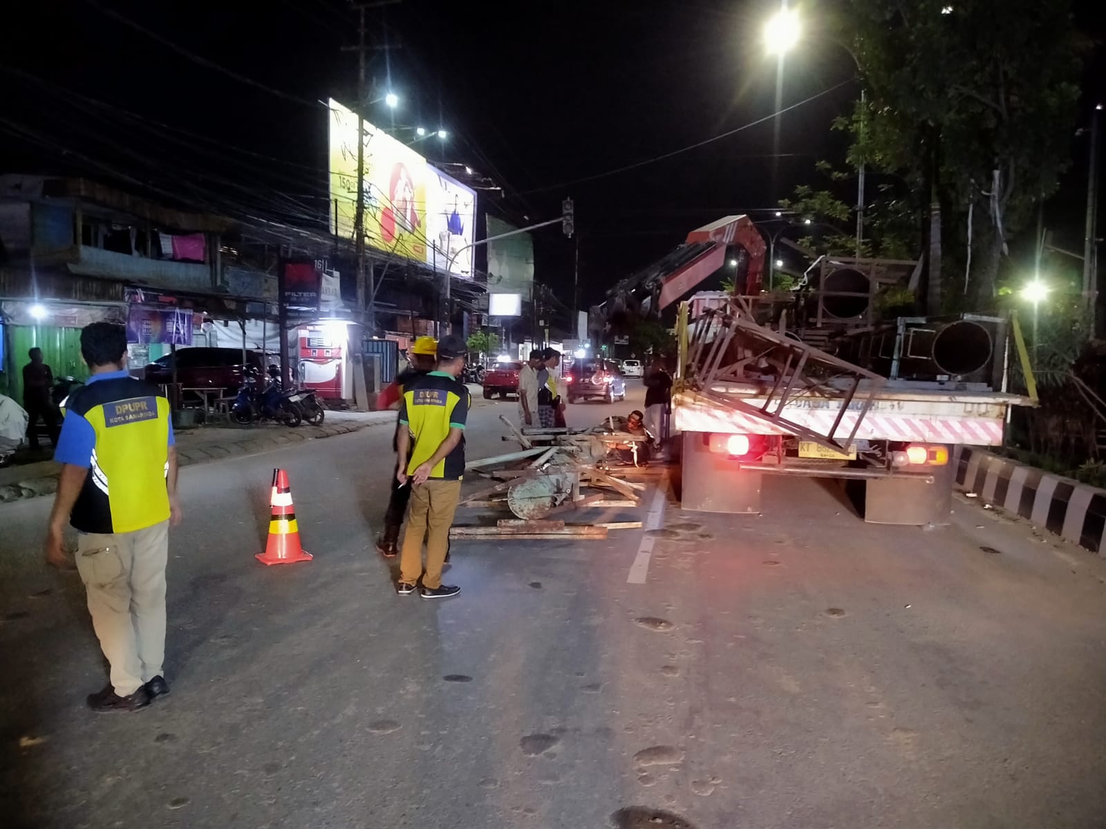 TINDAKAN TEGAS: Pemkot menertibkan empat tiang reklame pekan lalu. Limbah besi tersebut jadi aset pemerintah untuk kemudian bakal dilelang.