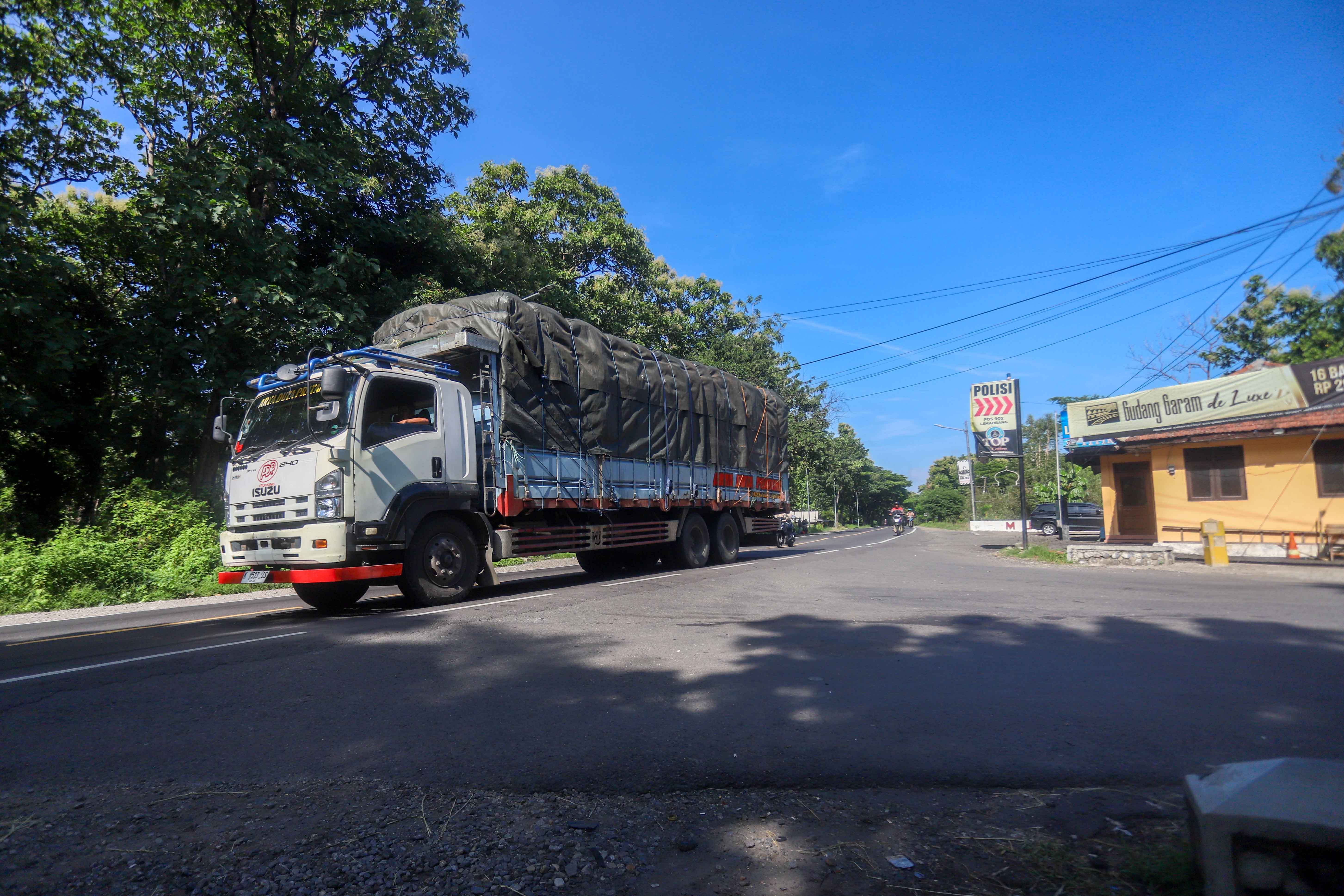 MINGGIR DULU: Sejumlah pengendara saat melintas di salah satu wilayah yang sering dijadikan tempat beristirahat bagi pengguna di Pertigaan Lemahbang Hutan Saradan, Selasa (5/3).