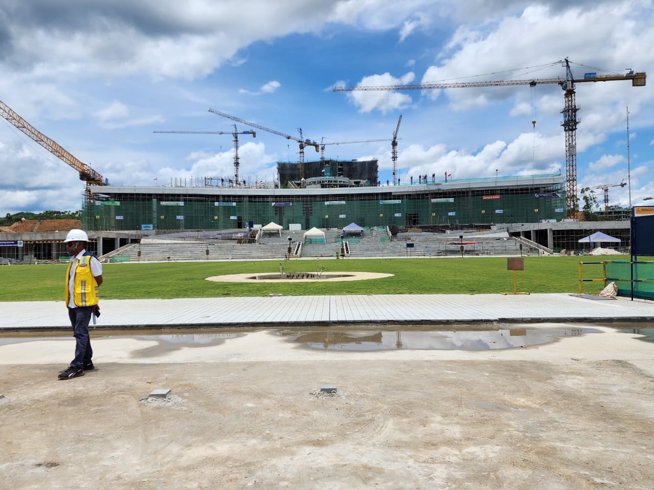 KANTOR PRESIDEN: Pembangunan kantor kepresidenan di IKN terus dikebut penyelesaiannya. Di sisi lain, dipertanyakan kapan secara resmi wilayah Kecamatan Sepaku, PPU masuk IKN.(ist)