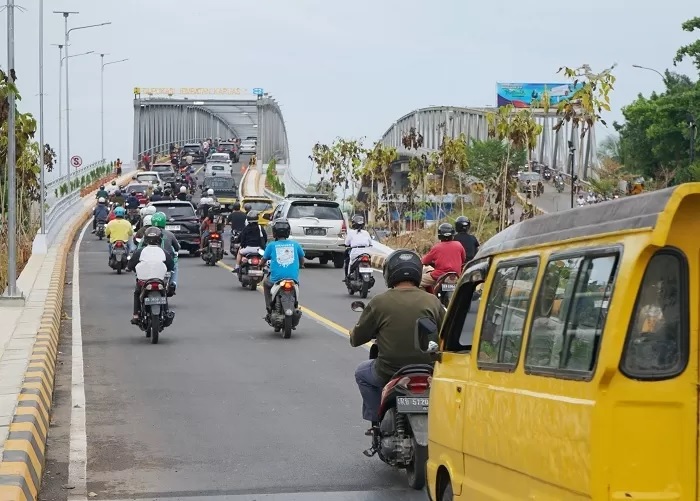 MELINTAS: Kendaraan melintas di Duplikat Jembatan Kapuas 1, Sabtu (23/3). Meski sudah difungsikan, namun kemacetan masih saja terjadi pada sore hari saat jam pulang kerja. (HARYADI/PONTIANAKPOST)