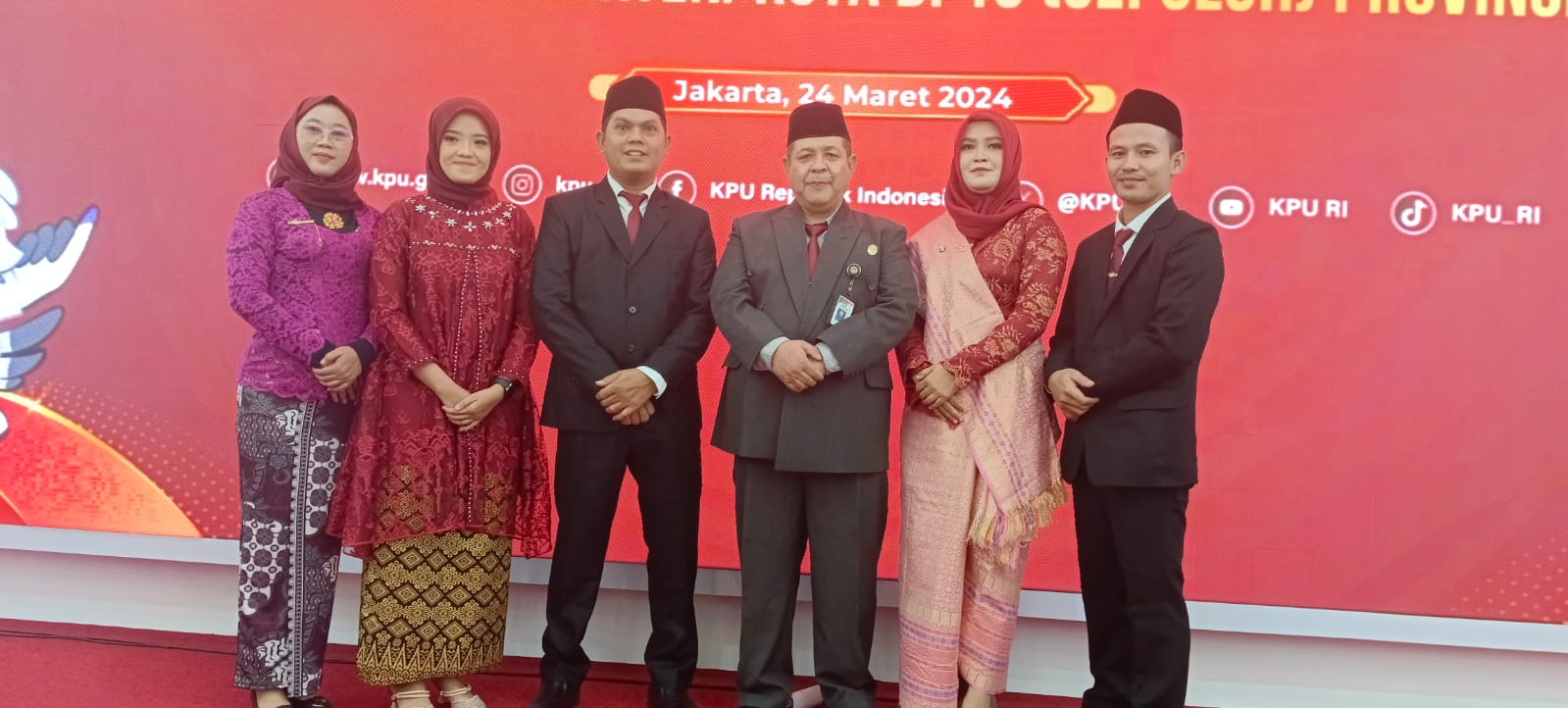 PENYELENGGARA PEMILU: Lima komisioner KPU Kabupaten Paser periode 2024-2029 usai diambil sumpah jabatannya di Jakarta bersama Sekretaris KPU Paser Rusdiansyah (tiga kanan), Minggu (24/3).