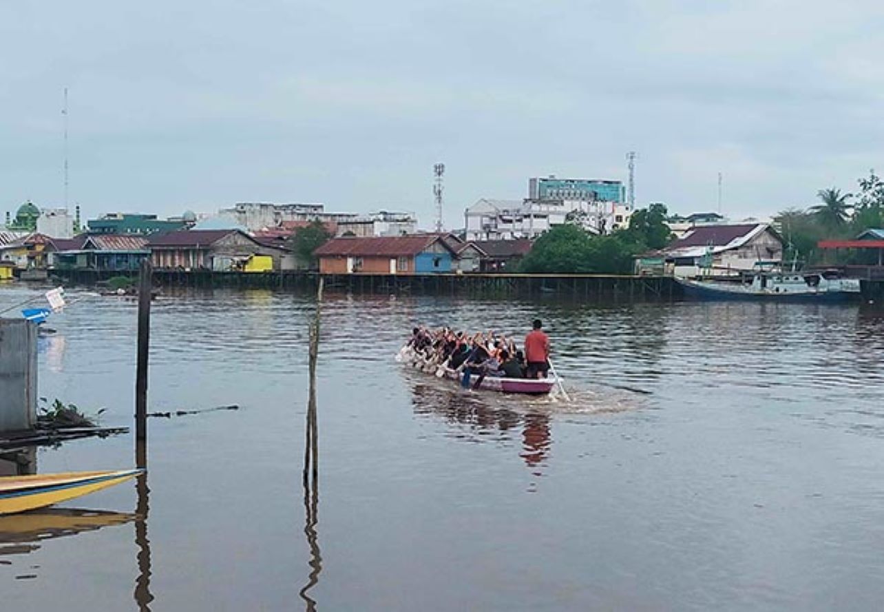 INFRASTRUKTUR: Jembatan gantung di atas Sungai Arut yang menghubungkan Kelurahan Mendawai dan Mendawai Seberang bakal dibangun tahun ini. (Tyo/Radar Pangkalan Bun)