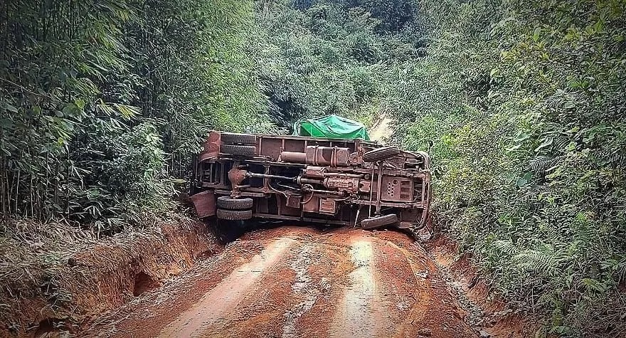 TERGULING : Truk pengangkut beras Bulog terguling di Jelai Hulu, Kamis (21/3).