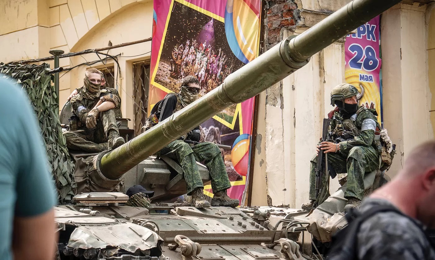 MENUNGGU PERINTAH: Tentara Wargner duduk di atas tank di Kota Rostov, Rusia. Putin menilai kelompok tentara bayaran itu sebagai pengkhianat yang menikam dari belakang. (AFP)
