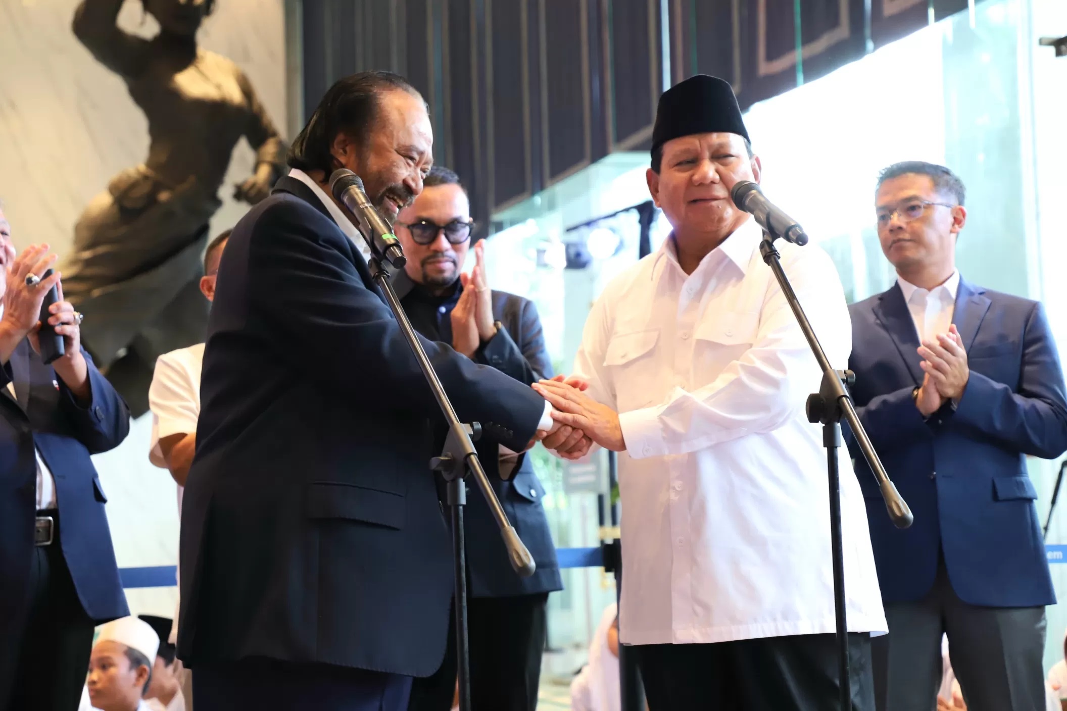 Presiden terpilih periode 2024-2029 Prabowo Subianto melakukan pertemuan dengan Ketua Umum Partai NasDem Surya Paloh. (DERY RIDWANSAH/ JAWAPOS.COM)