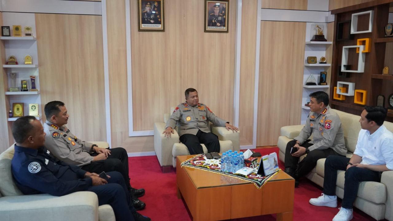 AUDIENSI: Wakapolda Kaltim Brigjen Pol Yudawan memaparkan situasi Benua Etam kepada Kombes Pol Komang Suartana.