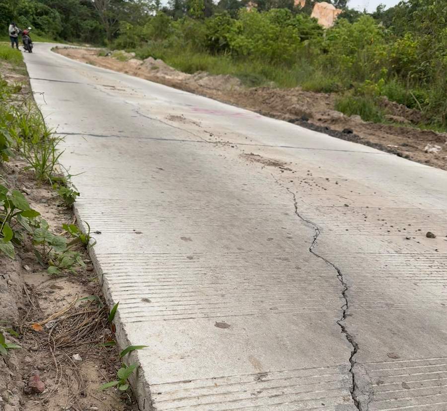 SUDAH RUSAK: Akses jalan ke TPA Sambutan retak. Padahal, baru dibangun 2023 menggunakan anggaran sekitar Rp 10 miliar.