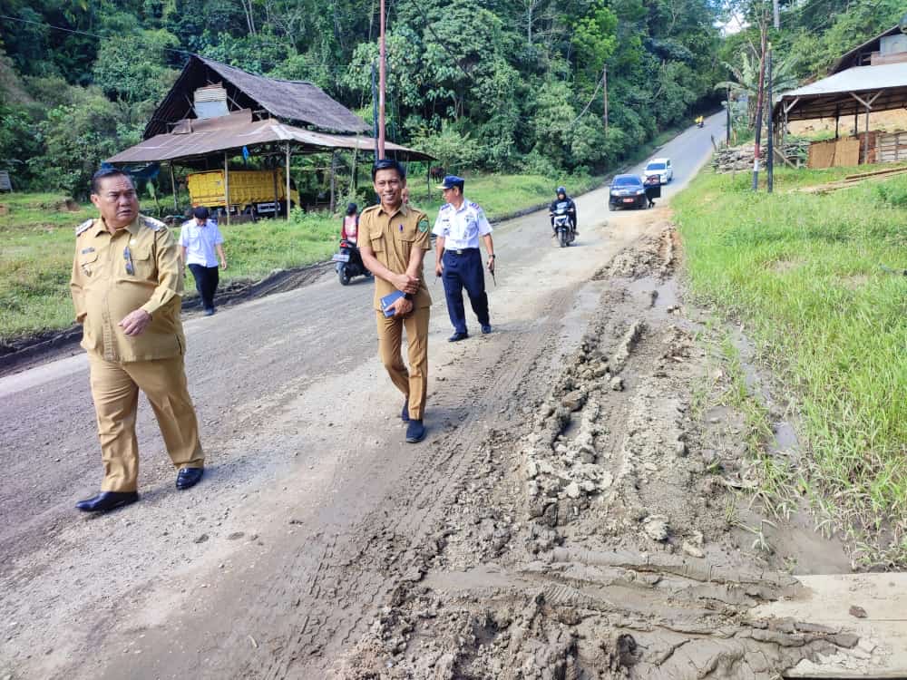 MONITORING: Bupati Kubar FX Yapan (kiri) didampingi pejabat terkait meninjau jalan rusak di Kampung Sekolaq Muliaq, Kecamatan Sekolaq Darat, kemarin.