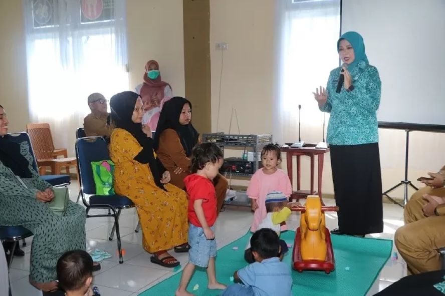 SAMBUTAN: Pj Ketua TP-PKK Kalbar Windy Prihastari menyampaikan sambutan saat menemui anak stunting di&nbsp;Puskesmas Sungai Raya Dalam, Senin (25/3).&nbsp; (BIRO ADPIM KALBAR FOR PONTIANAK POST)