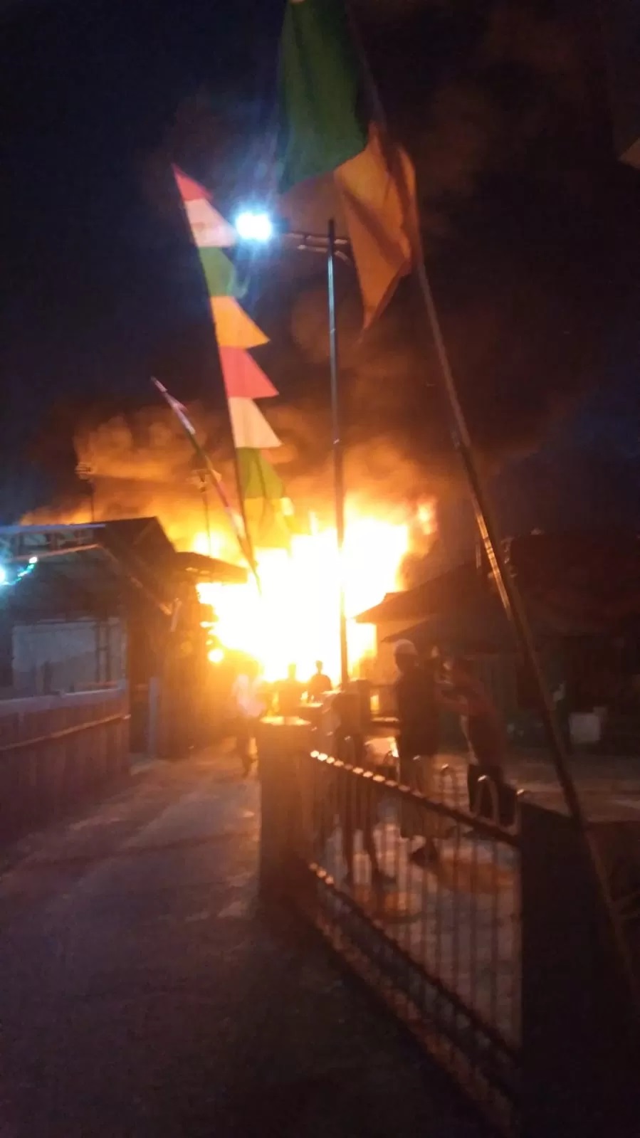 TERBAKAR: Tiga buah rumah warga di Murung Keraton dilalap api, Senin (25/3/2024) malam.(Foto: BPK Baitalham untuk Radar Banjarmasin)