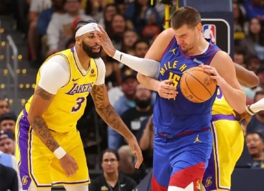 Pemain Denver Nuggets Nikola Jokic (kanan) saat berhadapan dengan big man LA Lakers Anthony Davis (kiri) (ANTARA/AFP)
