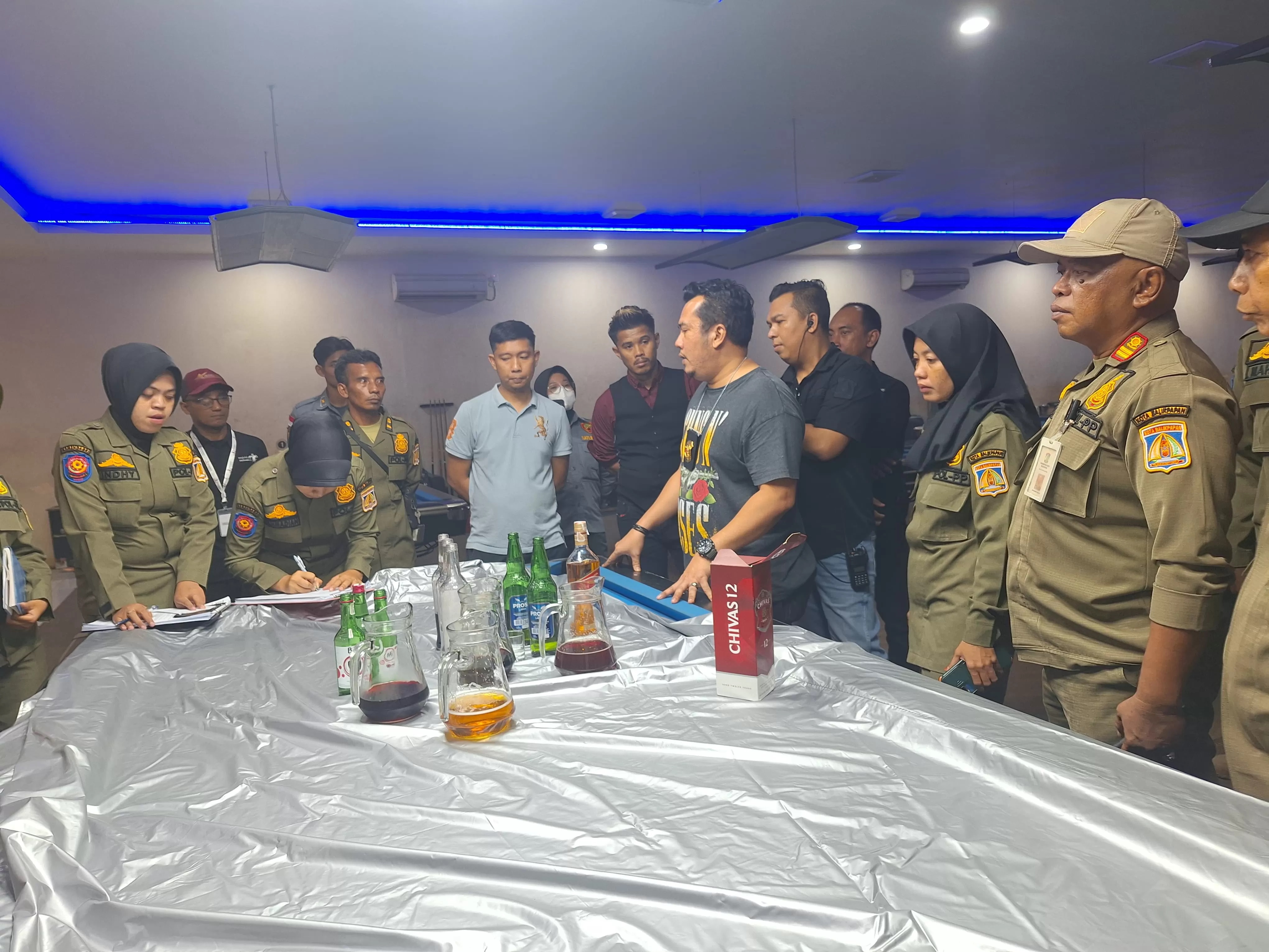 Satpol PP menemukan arena biliar yang menjual miras.