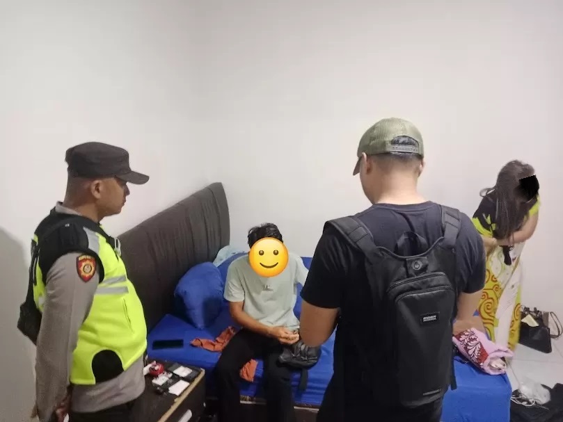 RAZIA PENGINAPAN: Razia penginapan yang dilakukan jajaran Polsek Nanga Tayap dengan menyasar sejumlah penginapan di Nanga Tayap, Minggu (24/3). (ISTIMEWA)