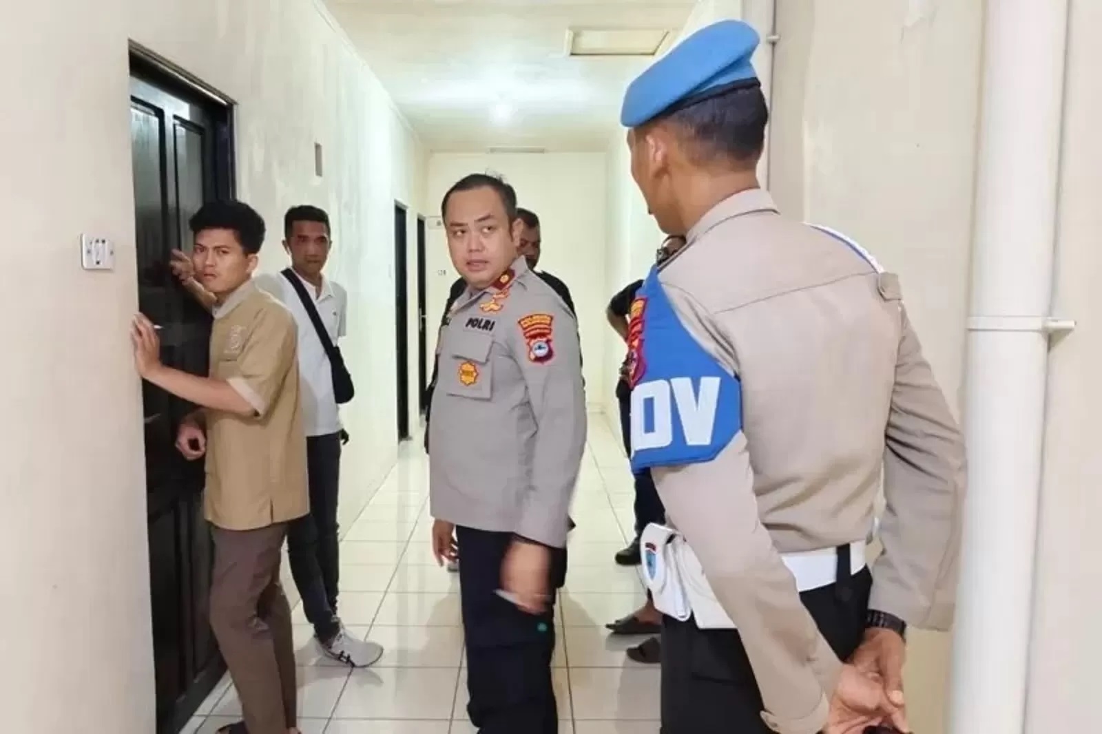 RAZIA: Kapolsek Banteng Kompol Eka Saprianto ketika merazia penginapan kelas melati di wilayah hukumnya. (POLSEK BANTENG UNTUK RADAR BANJARMASIN)