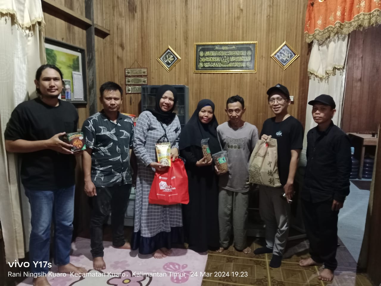 BANTU PROMOSI: Jajaran PWI Paser melihat produk UMKM di Desa Rangan, Kecamatan Kuaro, Kabupaten Paser, Minggu (24/3).