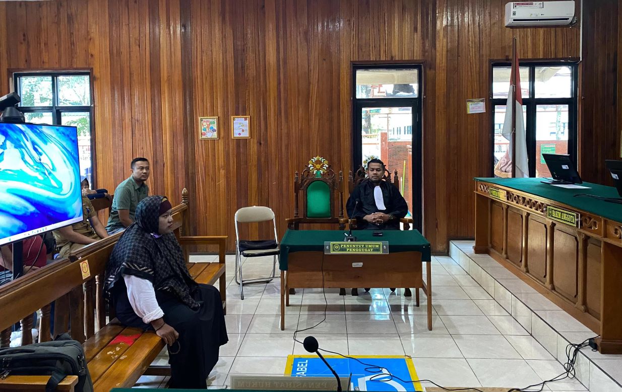 VONIS:Oknum Kades Bejawait berinisial A saat menjalani sidang vonis di Pengadilan Negeri Amuntai, Senin (25/3/2024).(Foto:M Akbar/Radar Banjarmasin)