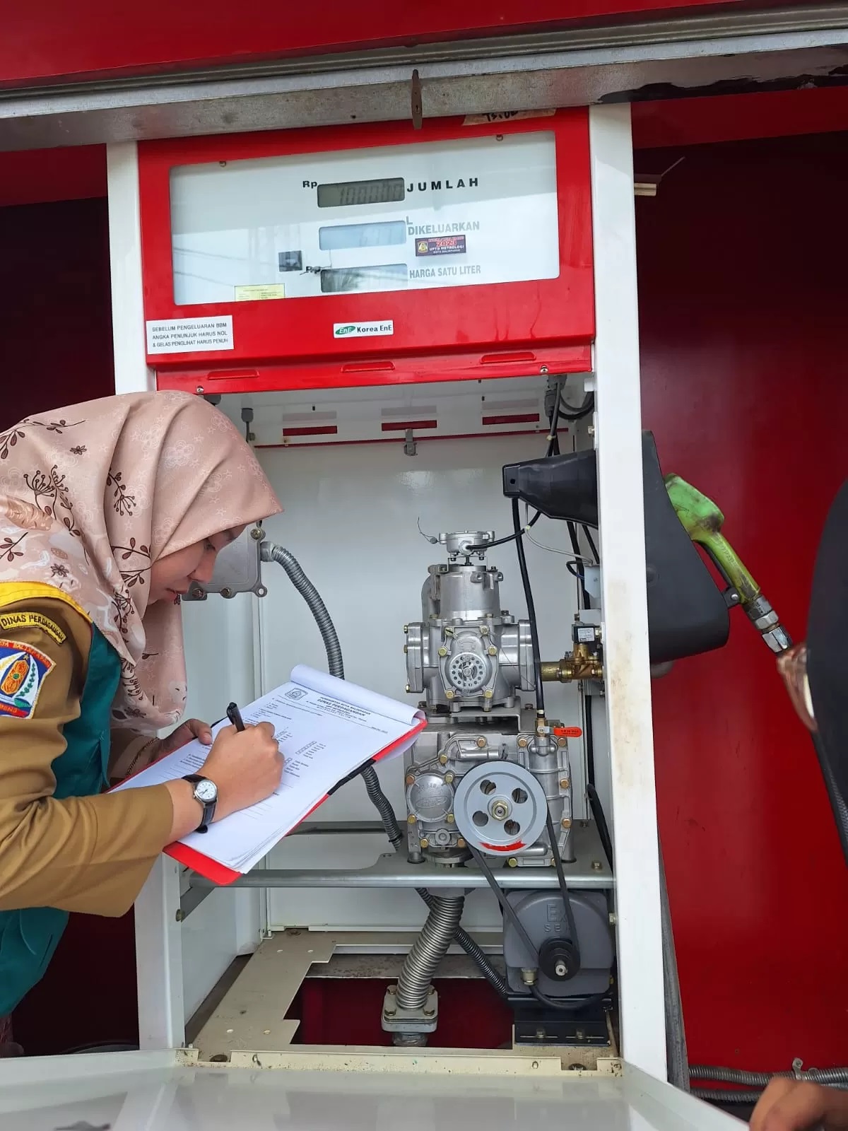 PENGECEKAN: Pengawas Kemetrologian UPTD Metrologi Disdag Balikpapan saat melakukan pengecekan pompa BBM di SPBU Balikpapan. (IST)