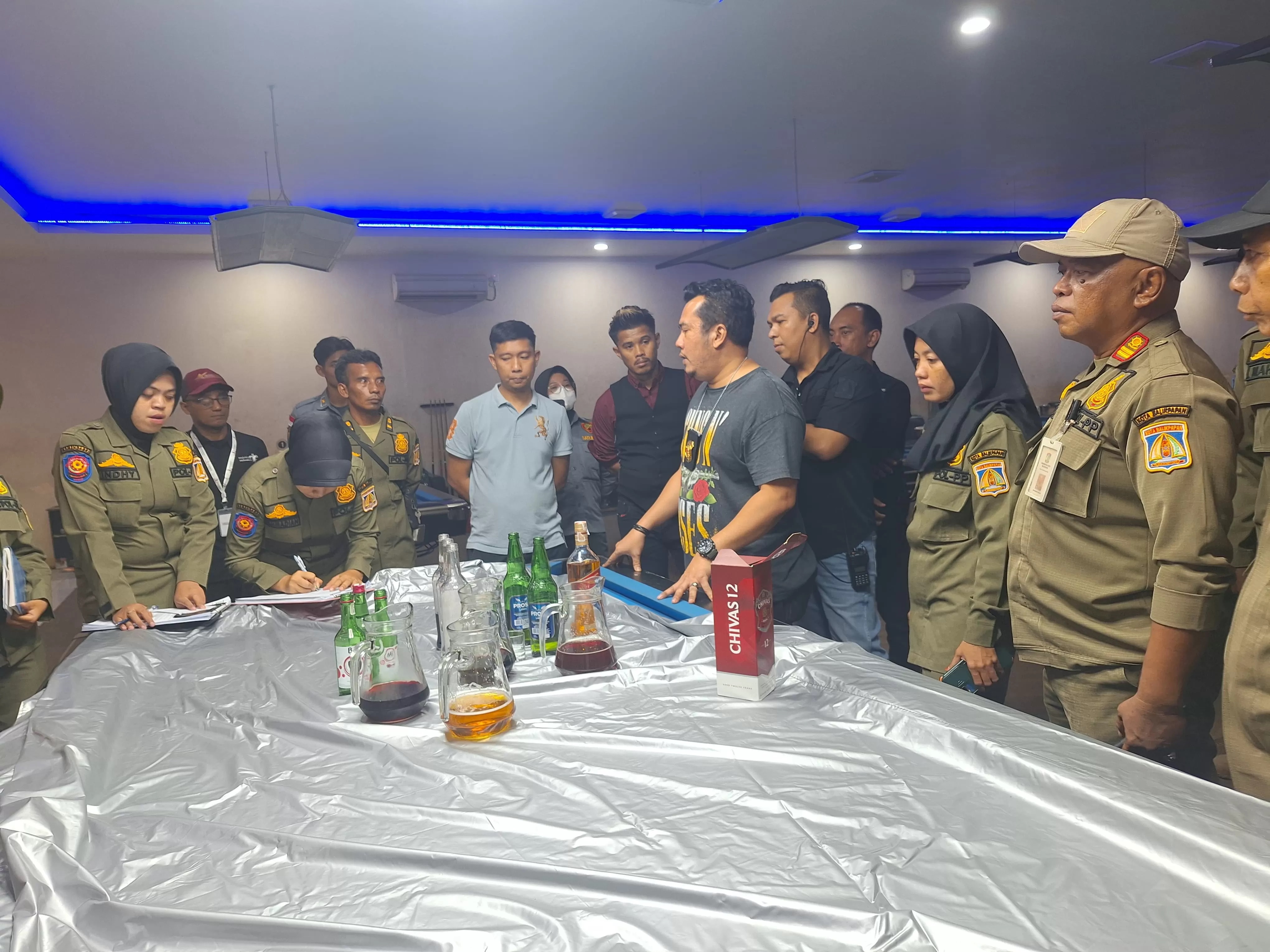 Satpol PP bersama dengan dinas terkait melakukan operasi gabungan