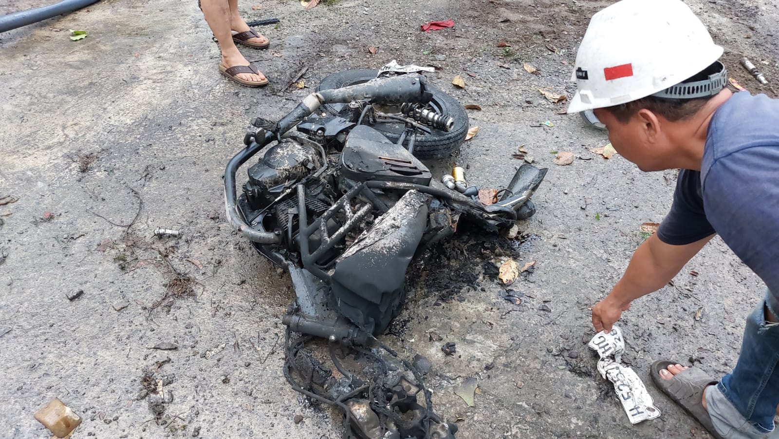 Insiden kecelakaan maut di tanjakan Mazda, Jalan MT Haryono, Balikpapan merenggut nyawa seorang pemotor. (Foto : Paksi / KP)