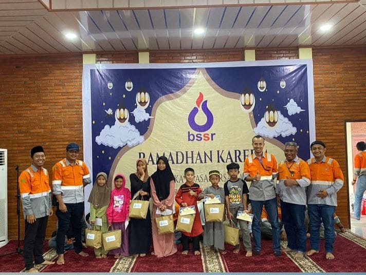 Manajemen PT BSSR menyerahkan santunan kepada anak yatim bertempat di Desa Batuah, Senin (25/3).