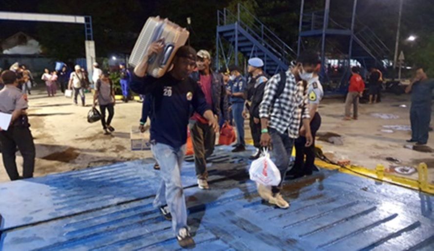 TERTIB: Ratusan penumpang memasuki KM Kirana I milik PT DLU dari Pelabuhan Sampit menuju Pelabuhan Tanjung Emas Semarang, Selasa (26/12/2023) malam. (HENY/RADAR SAMPIT)