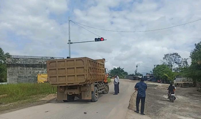 Lampu pengatur lalu lintas baik dari arah Kotawaringin Lama maupun dari arah Bundaran Tudung Saji yang tidak berfungsi mengakibatkan kesemrawutan kendaraan yang melintas
