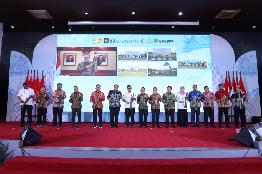 PENCANANGAN: Bank Indonesia, kementerian, pemerintah daerah hingga instansi terkait dalam pencanangan GNPIP Kalimantan. Optimalkan langkah-langkah pengendalian inflasi.