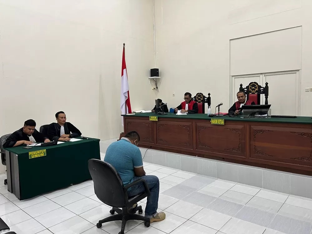 MINTA KERINGANAN: Melalui pembelaan yang disampaikan di PN Tarakan, terdakwa Ali Rahman meminta keringanan ke majelis hakim, Selasa (26/3). FOTO: ELIAZAR/RADAR TARAKAN