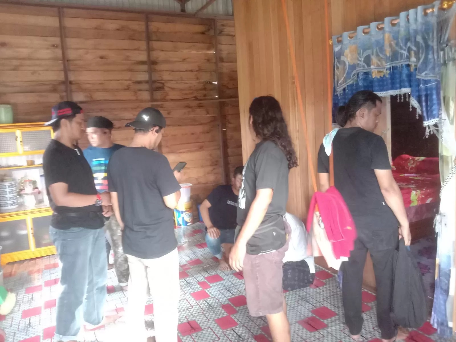 PENANGKAPAN : Polisi saat melakukan penangkapan diduga pelaku pengeroyokan. (Foto Humas Polres HSS untuk Radar Banjarmasin)