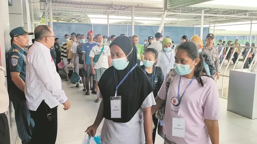 DIPULANGKAN: Selasa (26/3) sebanyak 386 orang. Ratusan PMI ini berasal dari sejumlah Depot Tahanan Imigresen (DTI) di Sabah, Malaysia. FOTO: DOK IMIGRASI